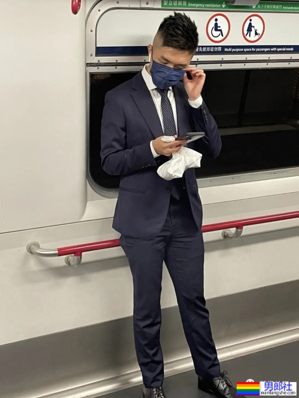 又来一波地铁正装帅哥，第一个就让我沦陷了 - 51虹马