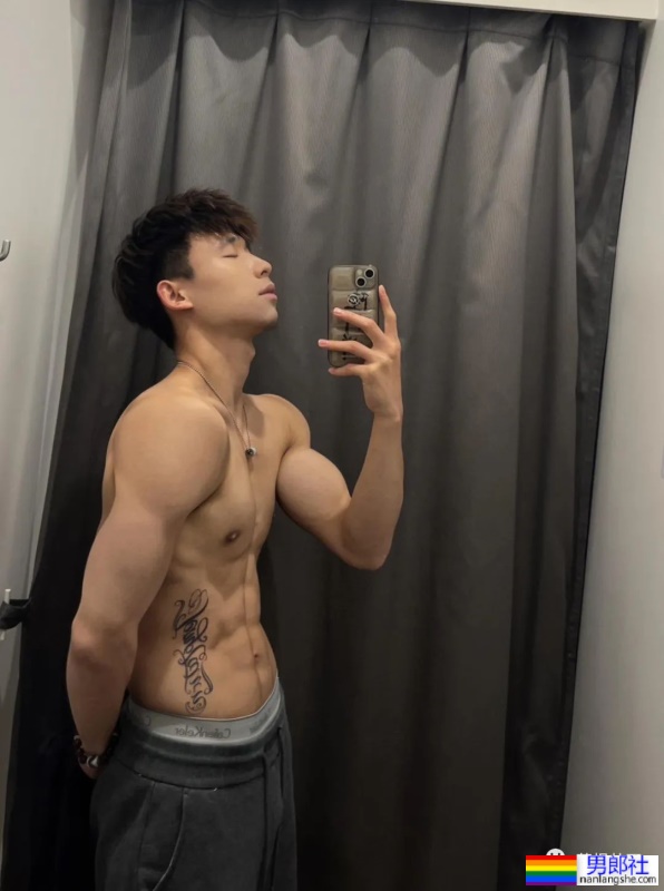 宿舍里有个肌肉身材的篮球体育生，他还不爱穿衣服 - 51虹马