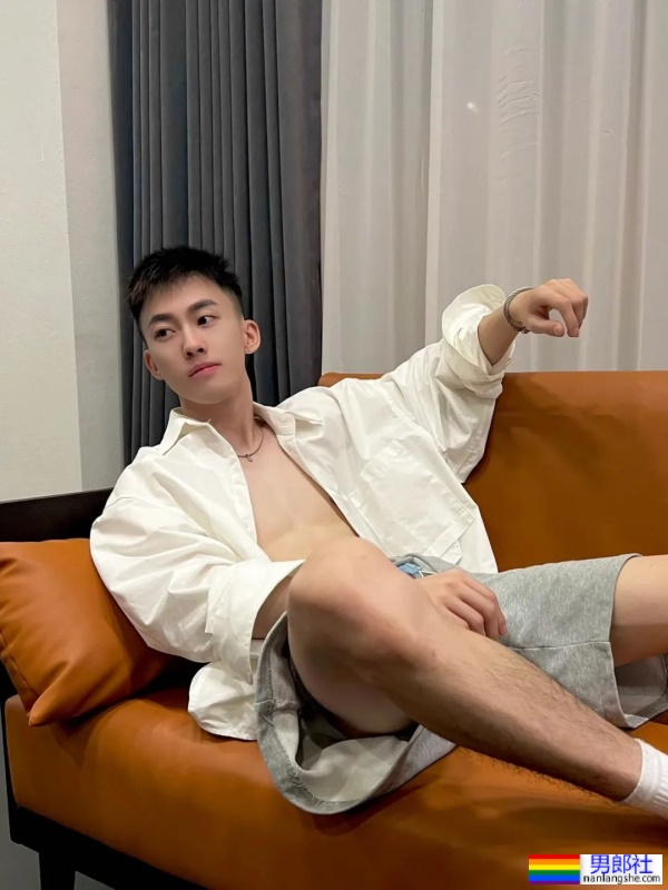 奶白奶白的腹肌小帅哥 - 51虹马