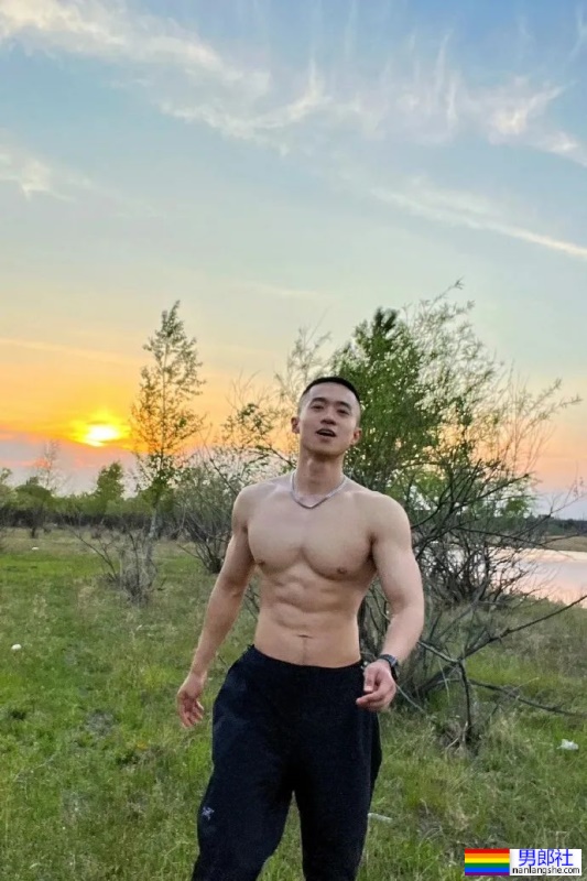 肌肉爷们在野外露营，来自黑龙江，这身材荷尔蒙太浓了！ ​​​ - 51虹马