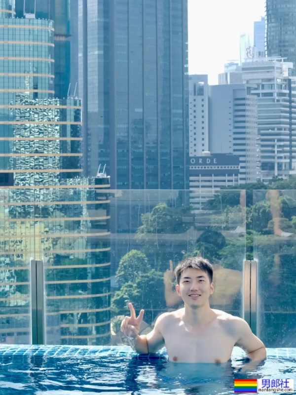 奶白薄肌小哥哥在泳池，笑起来好迷人 - 51虹马