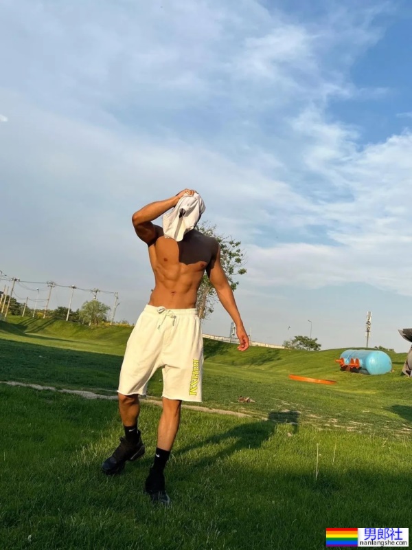 黑皮肌肉男脱衣服了，尖叫吧！ - 51虹马