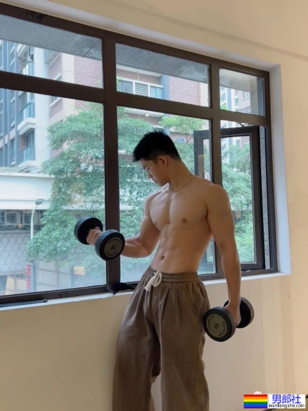 18岁广东体育生穿灰裤子太好看了，真的长大了 - 51虹马