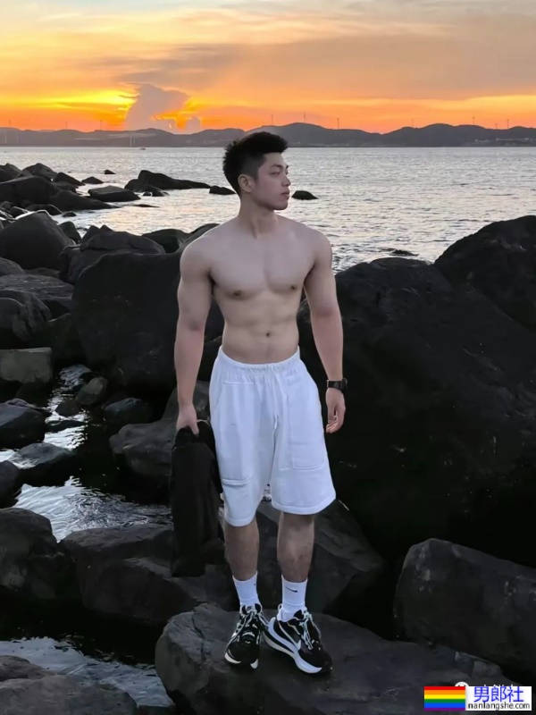 00后体育生也太帅，白袜泳裤浴巾每个元素都拿捏了！ - 51虹马