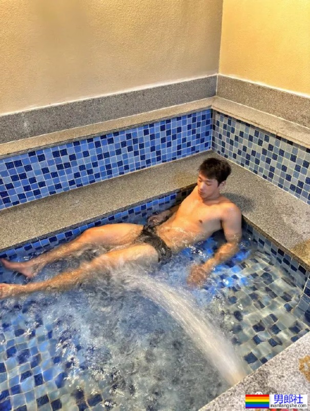 广州22岁肌肉小哥户外野泳秀身材，全身湿透到不敢看 - 51虹马