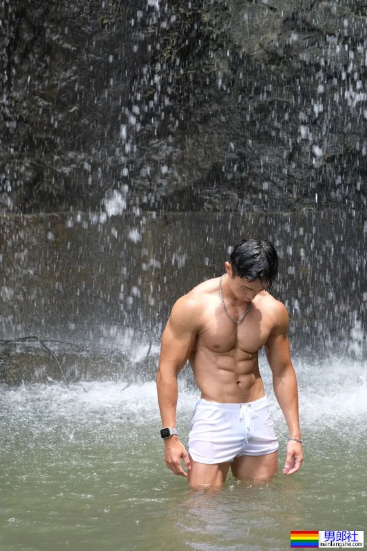 23岁重庆机车猛男，穿内裤野泳，湿透只能打码了！ - 51虹马