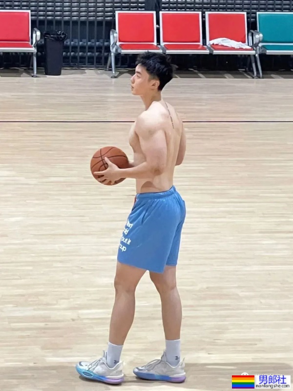22岁天津191CM篮球体育生,脱衣打球,这背太美了 - 51虹马 22岁天津191CM篮球体育生,脱衣打球,这背太美了 - 51虹马