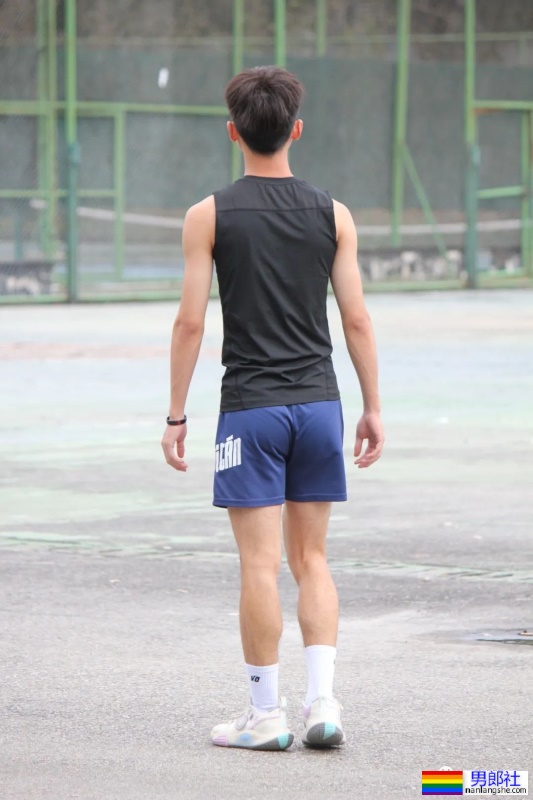 篮球场抓拍小翘臀男高，真棒！ - 51虹马