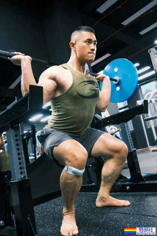 山东体院的壮男体育生，又高又大这谁抵抗得了啊？ - 51虹马