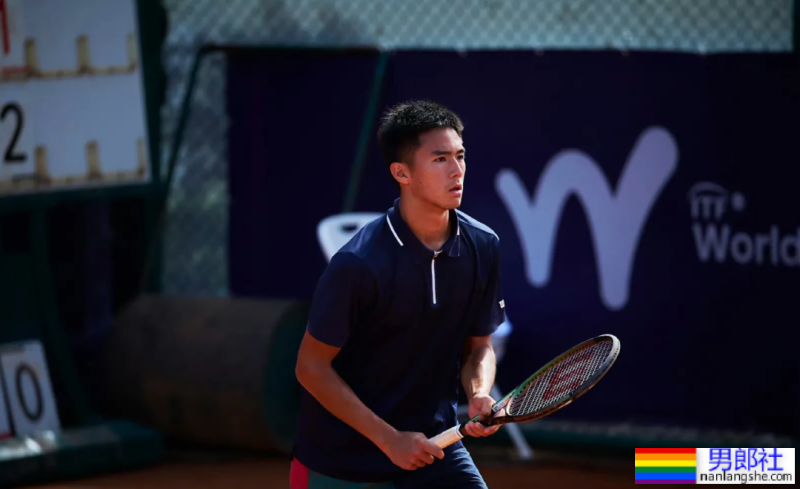 网球小将张凌豪越来越成熟，打球露内裤边与腹肌 - 51虹马