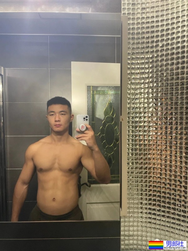 上海17+的肌肉男更衣室自拍，这实力绝了 - 51虹马