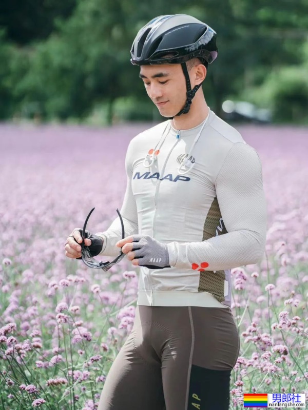 北京肌肉小哥撑开紧身骑行服，露出大胸肌还有茂盛的胸毛！ - 51虹马