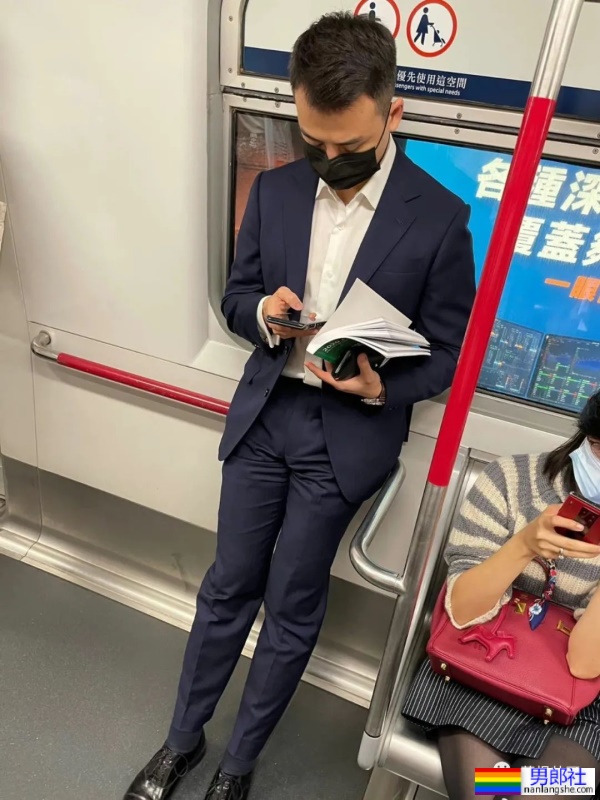 又来一波地铁正装帅哥，第一个就让我沦陷了 - 51虹马