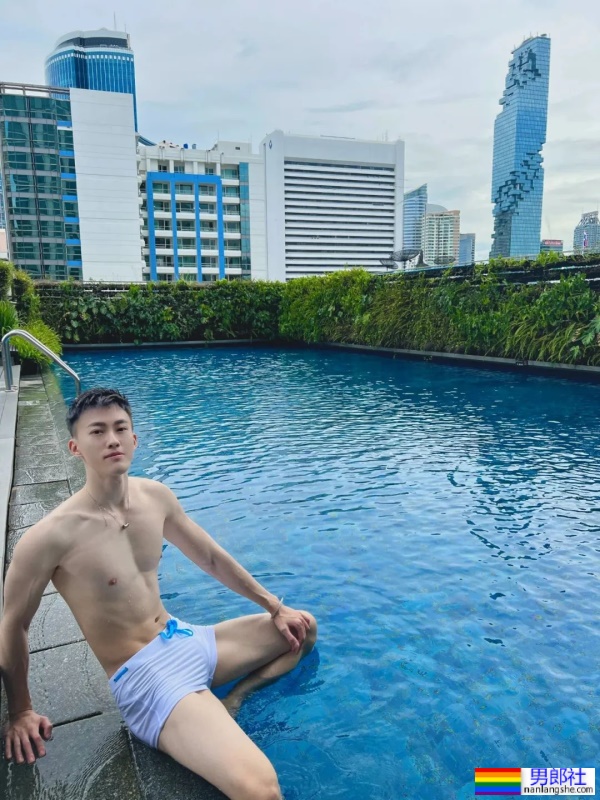 奶白奶白的腹肌小帅哥 - 51虹马