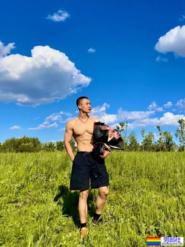 肌肉爷们在野外露营，来自黑龙江，这身材荷尔蒙太浓了！ ​​​ - 51虹马