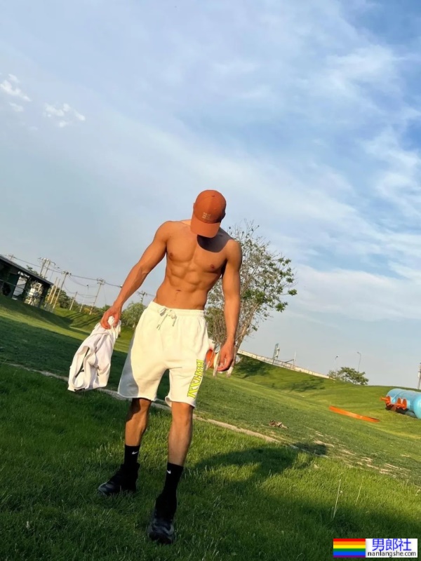 黑皮肌肉男脱衣服了，尖叫吧！ - 51虹马