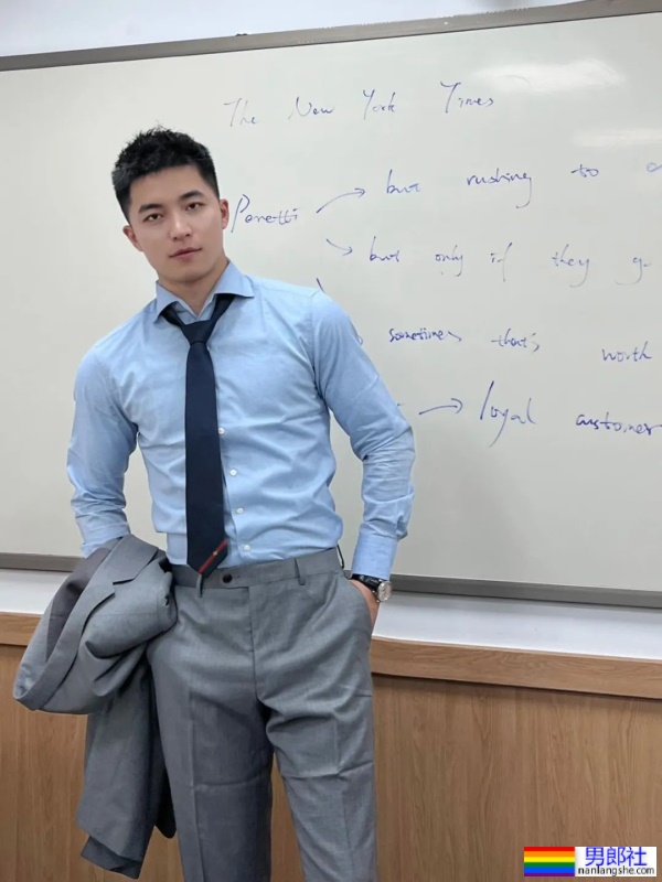 爱穿正装的英语老师有多帅？竟是大胸山东汉子！ - 51虹马