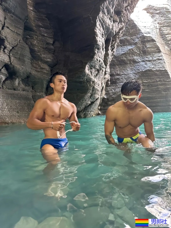 23岁重庆机车猛男，穿内裤野泳，湿透只能打码了！ - 51虹马