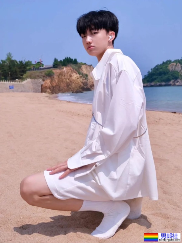 小哥哥面容清秀俊美，肤质白皙 - 51虹马