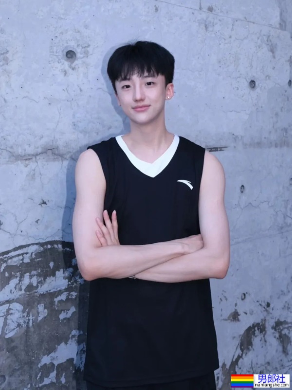 小哥哥面容清秀俊美，肤质白皙 - 51虹马