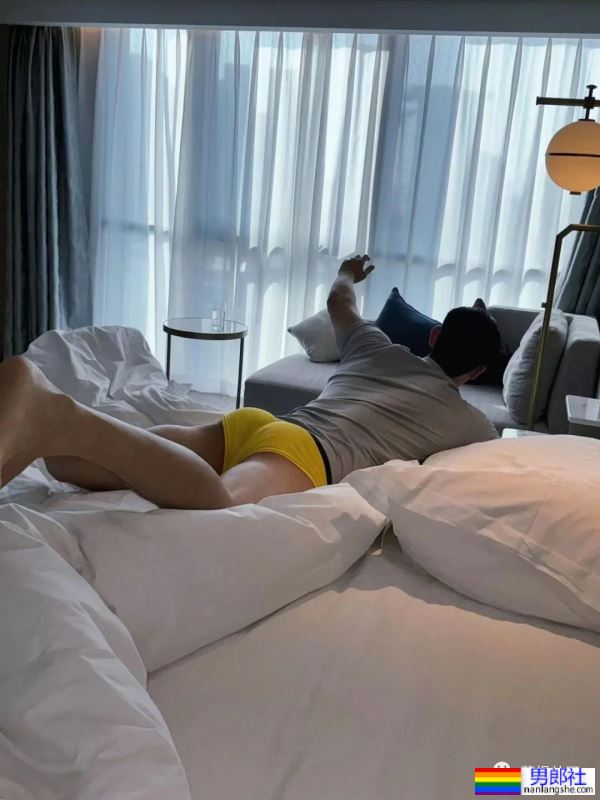 翘臀肌肉男一个在家，都在干什么？ - 51虹马