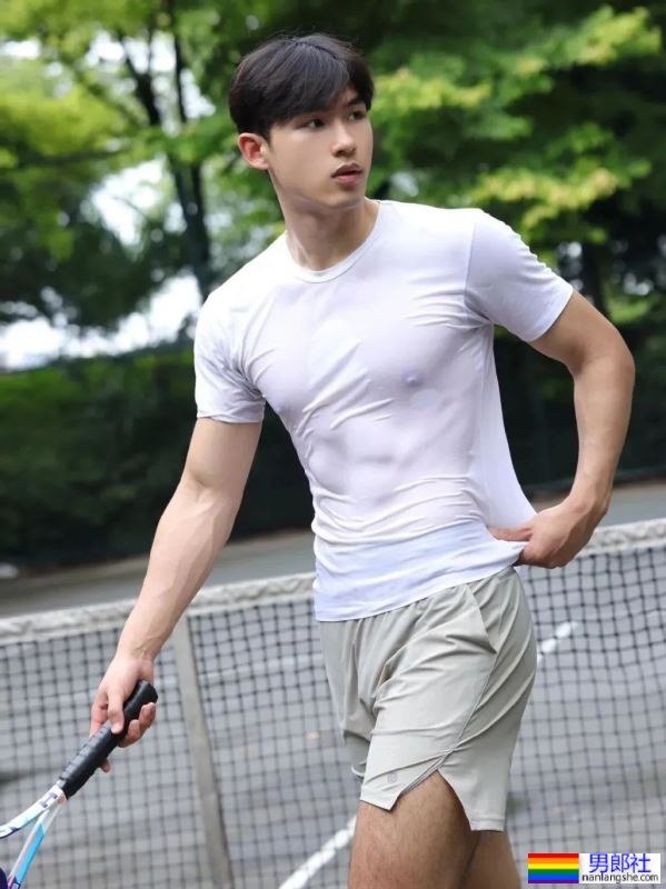 190CM的网球小哥白T被汗水打湿，只好脱了 - 51虹马