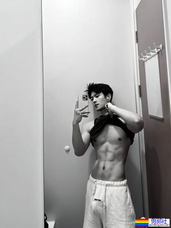 25岁浙江肌肉小哥更衣室自拍，实力藏不住了 - 51虹马