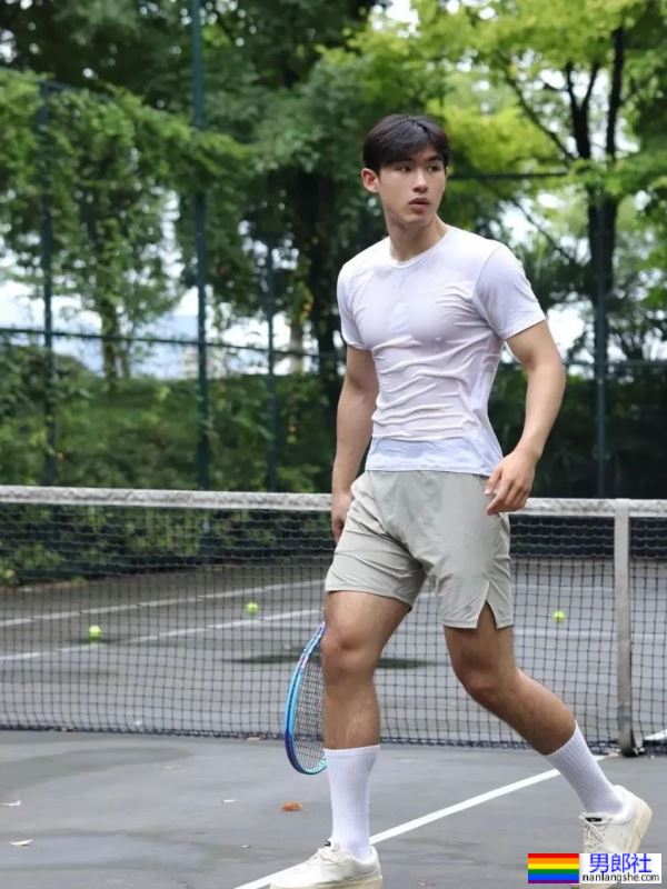 190CM的网球小哥白T被汗水打湿，只好脱了-51虹马