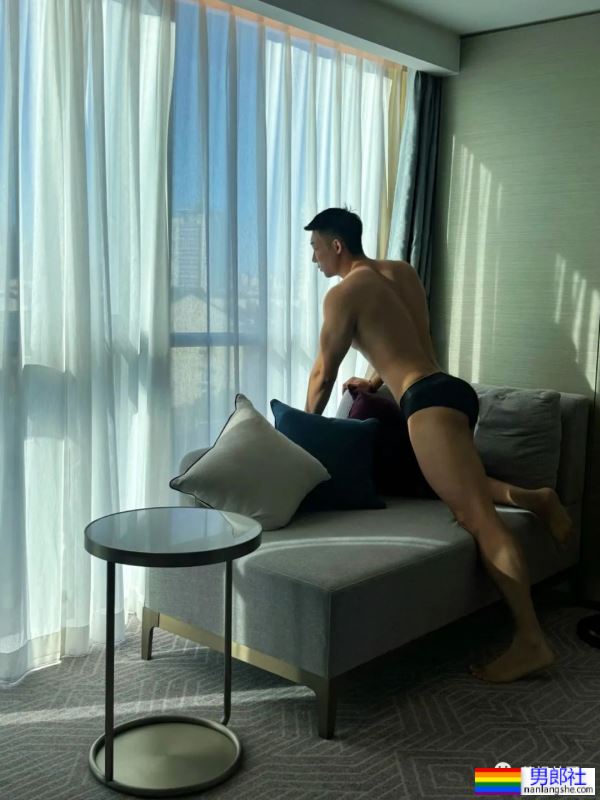 翘臀肌肉男一个在家，都在干什么？ - 51虹马