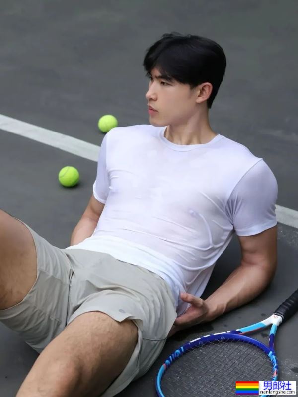 190CM的网球小哥白T被汗水打湿，只好脱了 - 51虹马