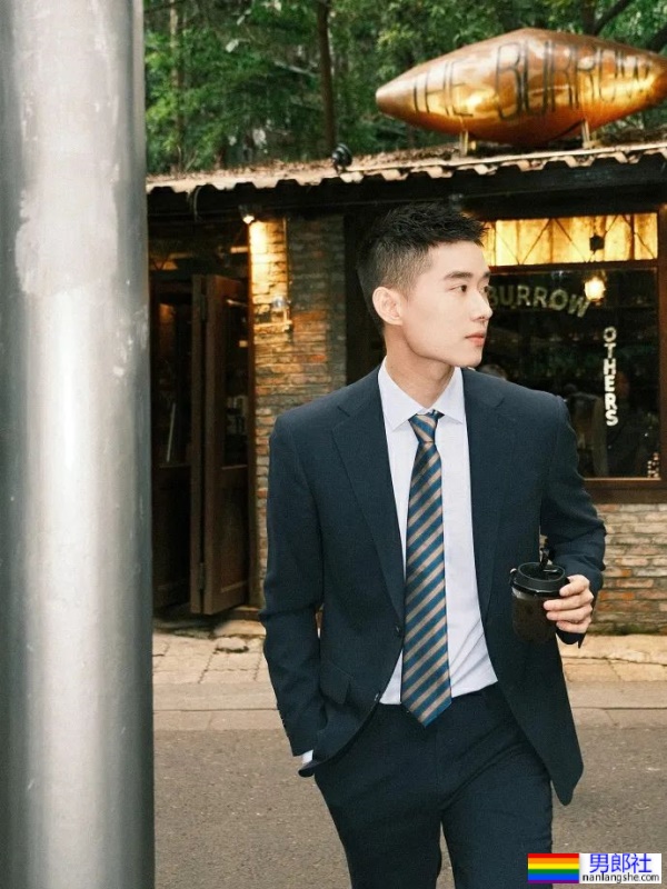 正装小哥哥，好帅 - 51虹马