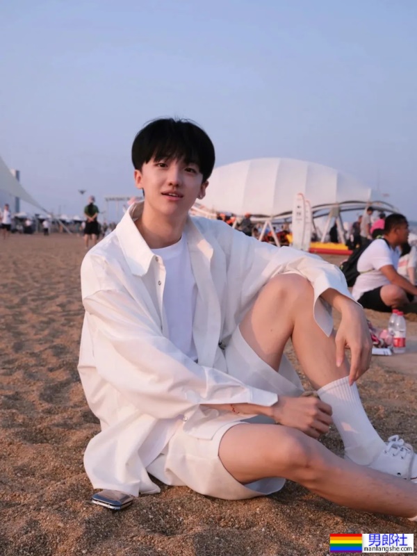 小哥哥面容清秀俊美，肤质白皙 - 51虹马