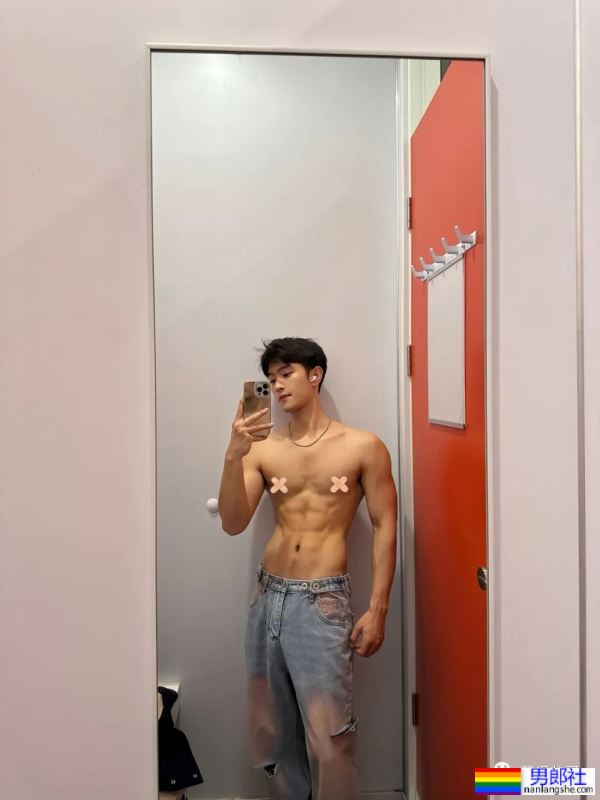 25岁浙江肌肉小哥更衣室自拍，实力藏不住了 - 51虹马