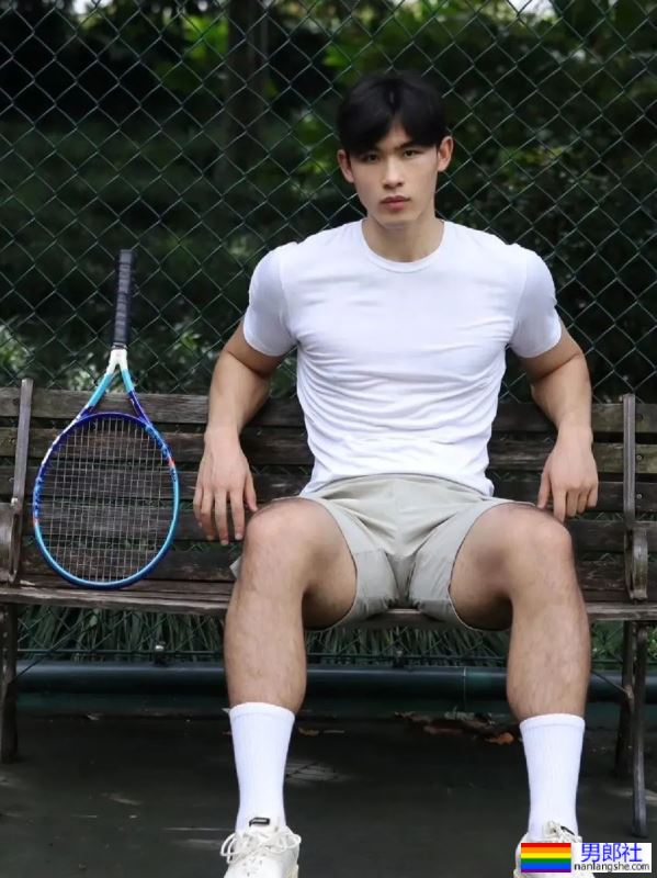 190CM的网球小哥白T被汗水打湿，只好脱了 - 51虹马