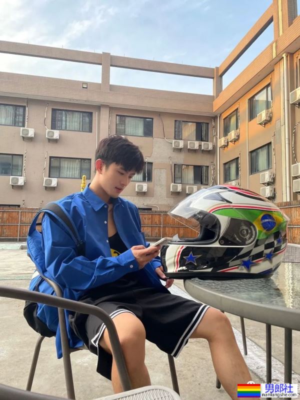 25岁浙江肌肉小哥更衣室自拍，实力藏不住了 - 51虹马