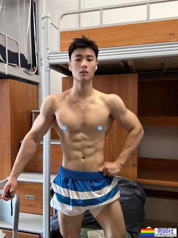 21岁南京肌肉小哥洗完澡后 - 51虹马