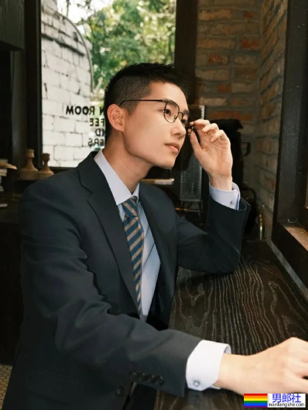 正装小哥哥，好帅 - 51虹马