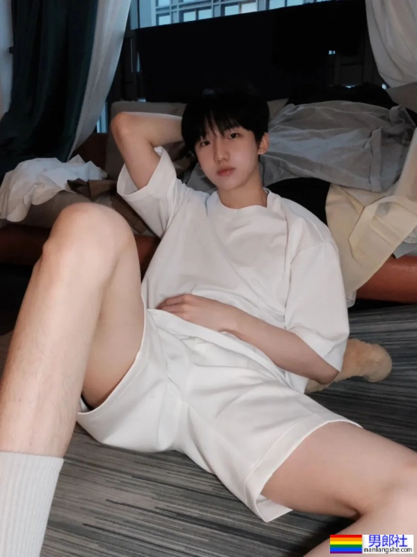 小哥哥面容清秀俊美，肤质白皙 - 51虹马