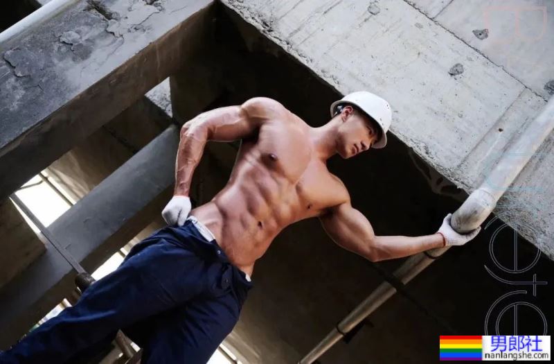 性张力绝了！黑皮肌肉民工脱掉衣服后-51虹马