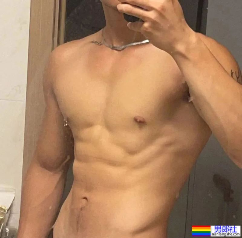 肌肉推特博主车祸住院，仍坚持卧床营业！ - 51虹马