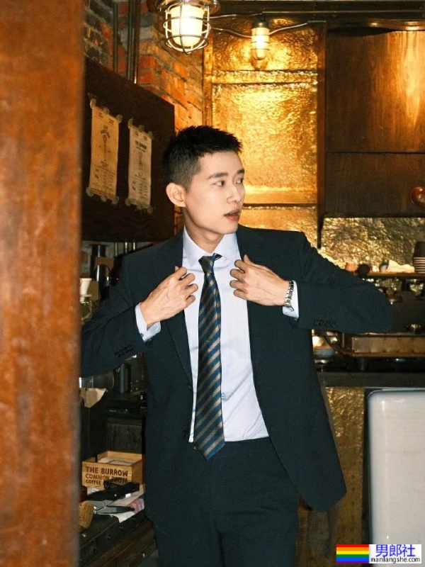 正装小哥哥，好帅 - 51虹马