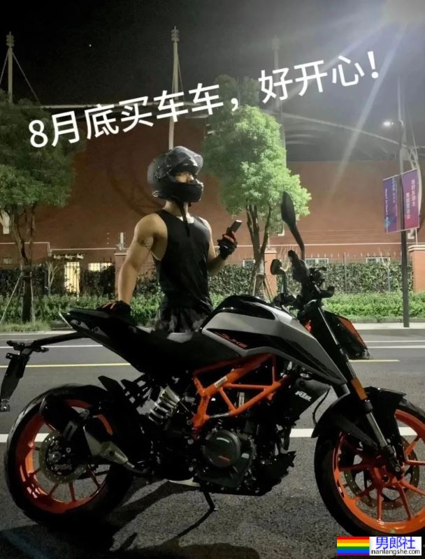 肌肉推特博主车祸住院，仍坚持卧床营业！ - 51虹马