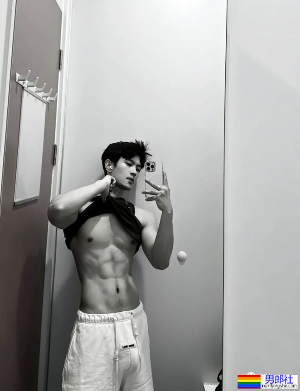 25岁浙江肌肉小哥更衣室自拍,实力藏不住了-51虹马