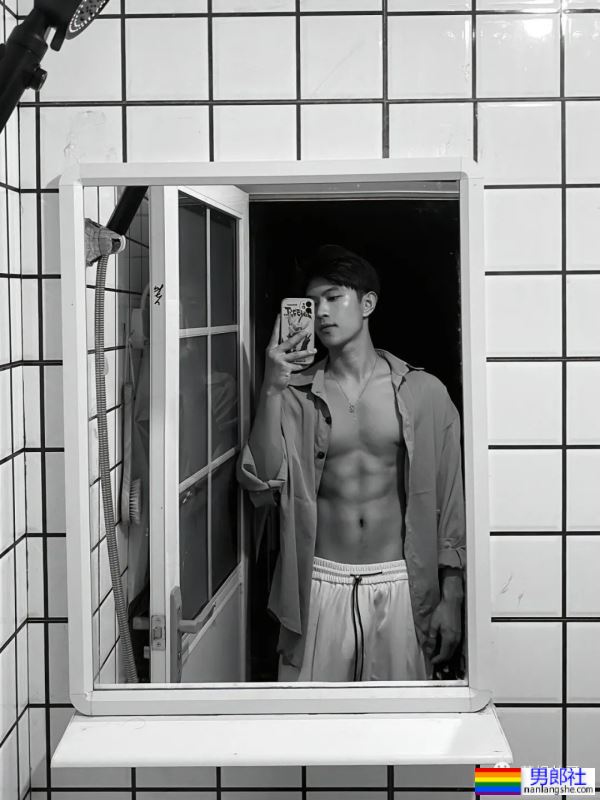 25岁浙江肌肉小哥更衣室自拍，实力藏不住了 - 51虹马