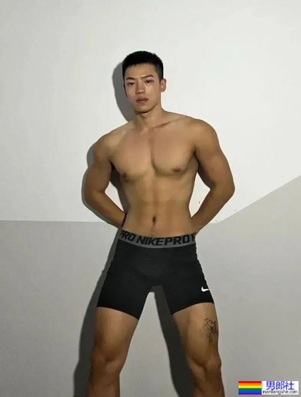 骑行服小哥大方分享肌肉照，这谁不可以啊？！ - 51虹马