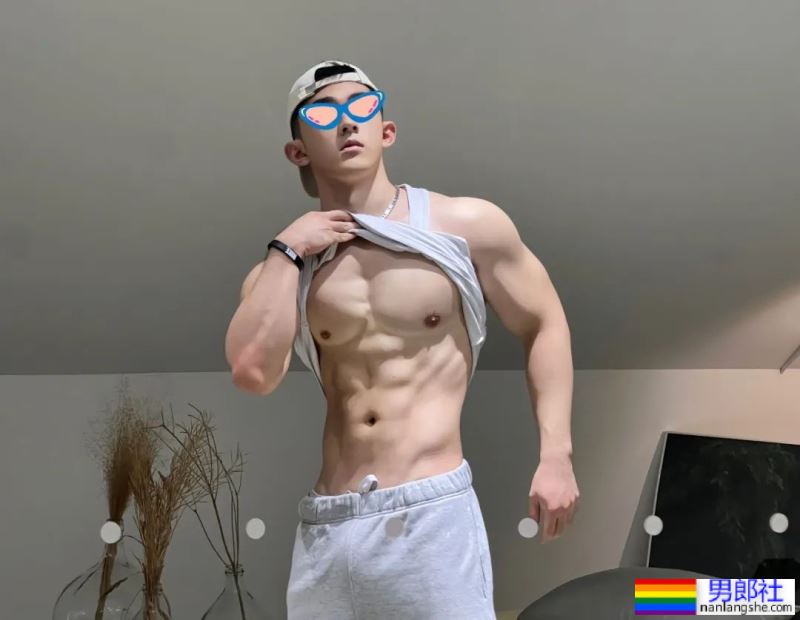 上海童颜巨乳小哥哥，穿灰裤子实力藏不住了！-51虹马