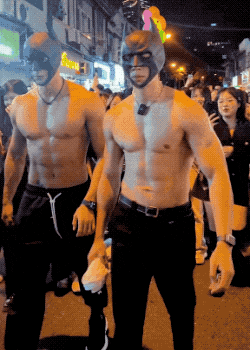 上海万圣节被带走的肌肉蝙蝠侠，原来是他！ - 51虹马