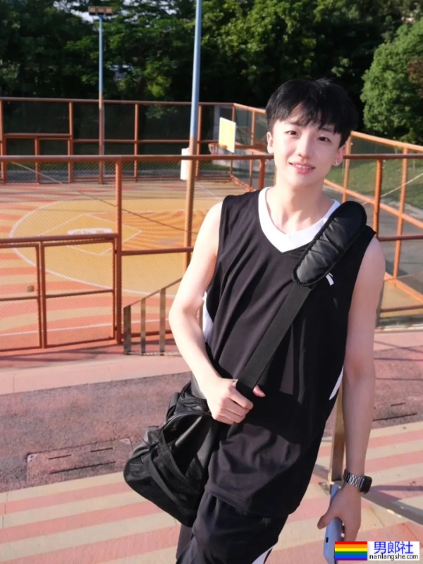 小哥哥面容清秀俊美，肤质白皙 - 51虹马