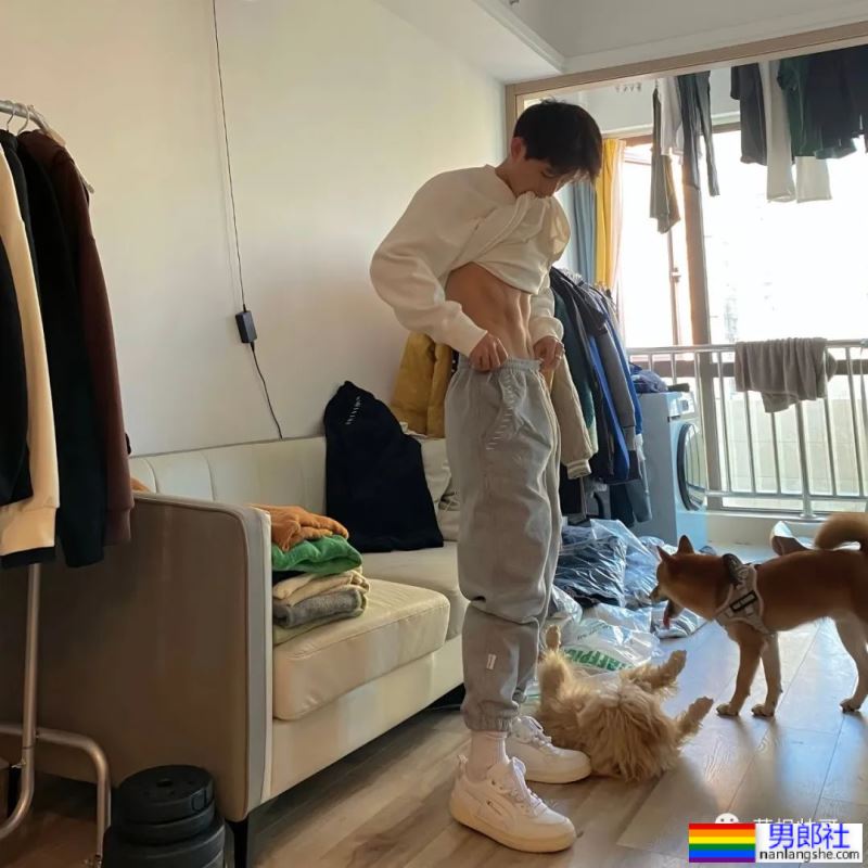 25岁浙江肌肉小哥更衣室自拍，实力藏不住了 - 51虹马