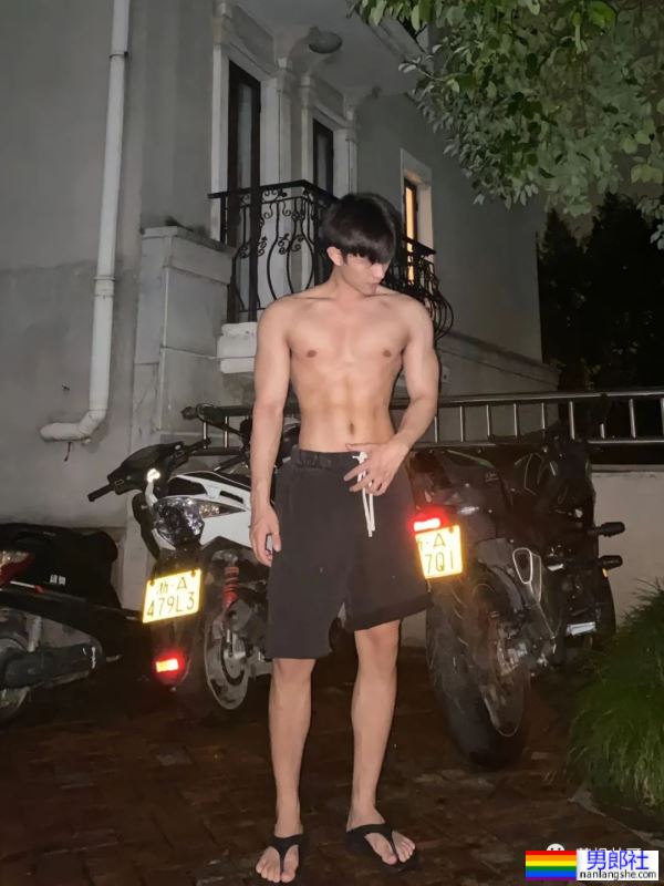 25岁浙江肌肉小哥更衣室自拍，实力藏不住了 - 51虹马